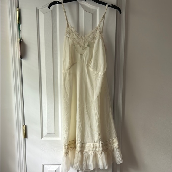 Nan Flower Other - VINTAGE Elegant Cream Lace Trim Nightgown-slip dress